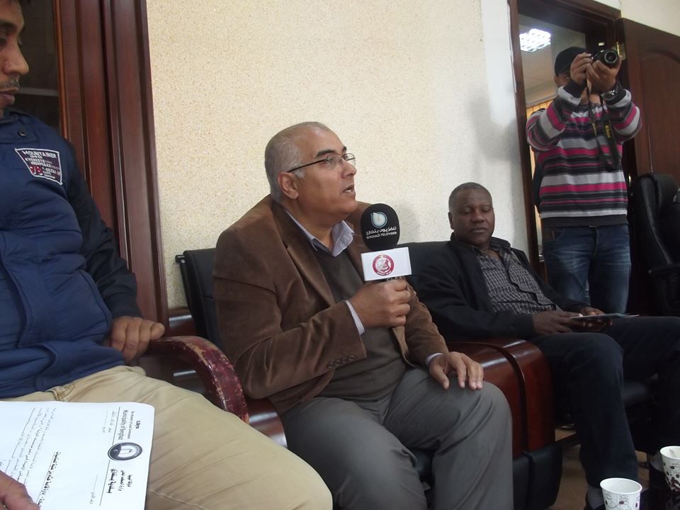 توفيق الشويهدي وهو يلقي كلمته في الاجتماع