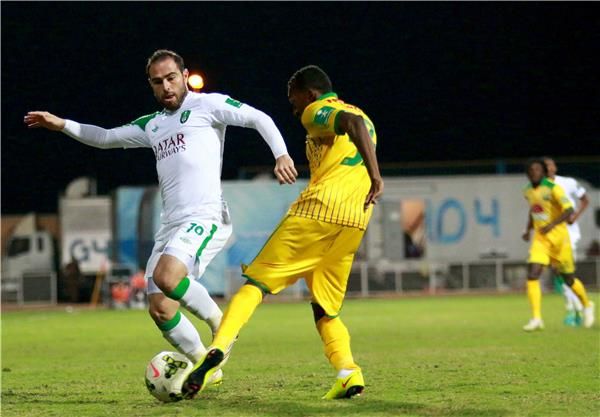 عماد الصحابي يميناً