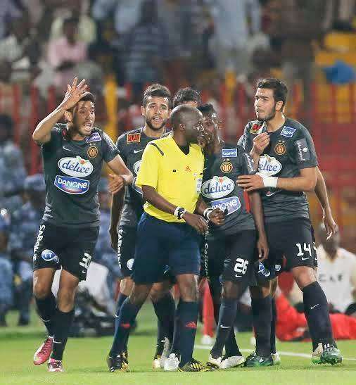 لاعبو الترجي يحتجون في ام درمان على الحكم البوتسواني