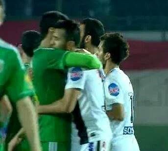 عناق بين لاعبي الصفاقسي وشباب العلمة 