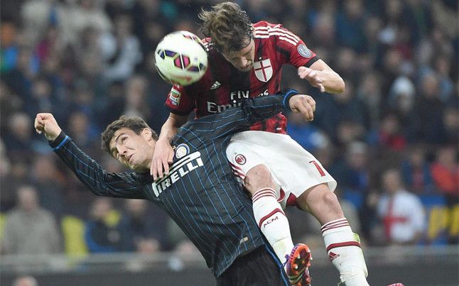 mateo-kovacic-inter-pelea-balon-aereo-con-giacomo-bonaventura-milan-derbi-del-domingo-abril-celebrado-giuseppe-meazza-0-0-1429519439243
