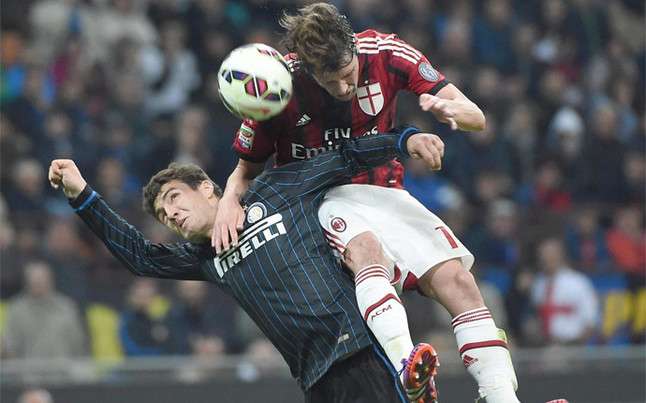 mateo-kovacic-inter-pelea-balon-aereo-con-giacomo-bonaventura-milan-derbi-del-domingo-abril-celebrado-giuseppe-meazza-0-0-1429519439243