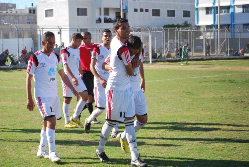 فرحات يحتفل مع زملائه بالفوز على الصداقة 