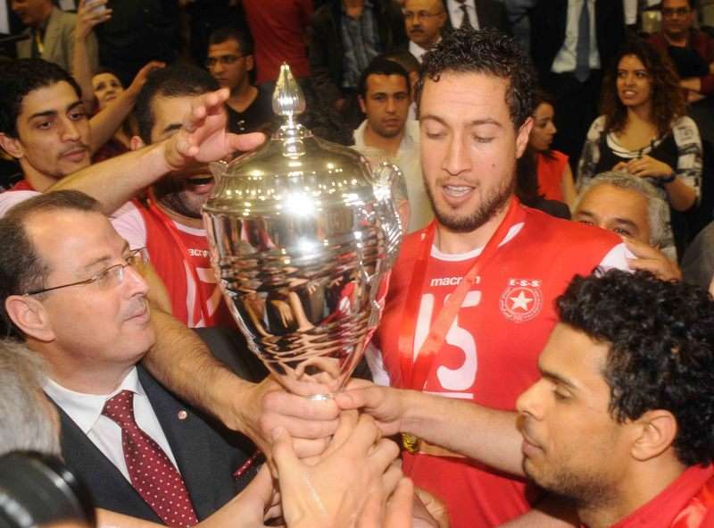 الوزير يسلم الكاس للنجم ـ فرحة ابناء النجم الساحلي بالكاس