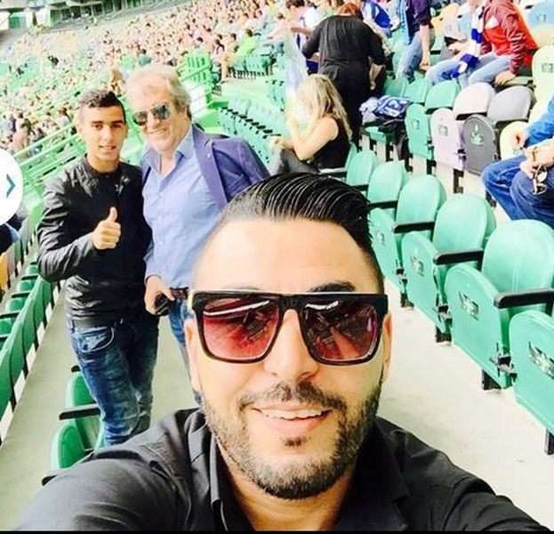 رياض اللافي وخلفه مباشرةً شقيقه مؤيد والمدرب رشاو في إحدى مباريات سبورتينغ لشبونة