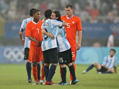 لاعبو الأرجنتين يتبادلون التهاني بعد التأهل لنصف النهائي لأولمبياد بكين