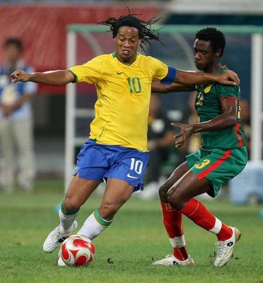 كابتن منتخب البرازيل رونالدينو يسيطر على الكرة من امام لاعب منتخب الكاميرون انتونيو جومسي