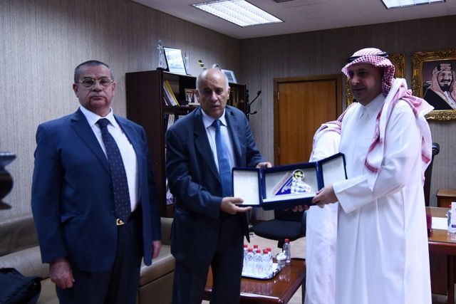 الامير تركي بن خالد قدم درعاً تذكارياً للرجوب