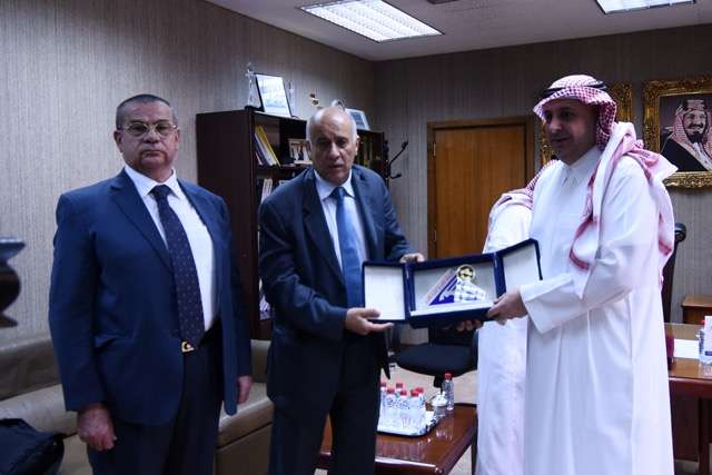 الامير تركي بن خالد قدم درعاً تذكارياً للرجوب