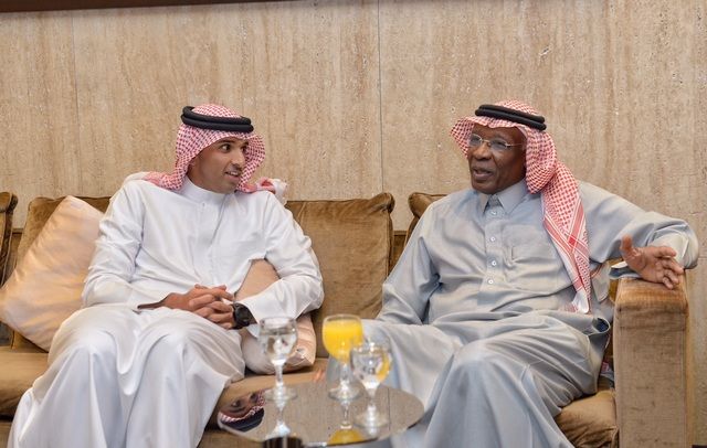 الشيخ علي بن خليفة خلال استقبال رئيس الإتحاد السعودي احمد عيد