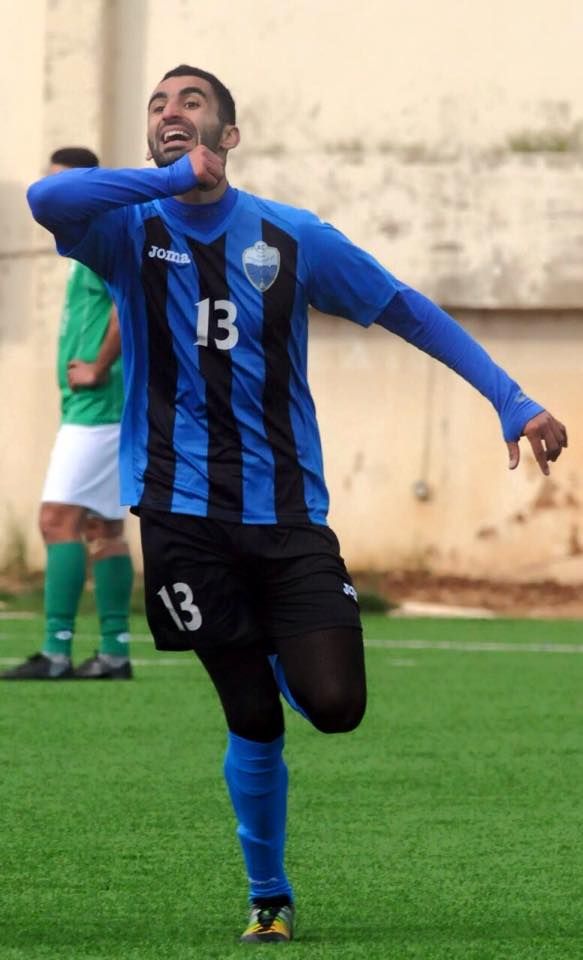 المغربي مشيرا بيده بالحركة الاستفزازية لجمهور الأنصار بعد الهدف الثالث