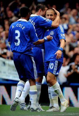 لاعبي تشلسي يحتفلون بأحد الأهداف 