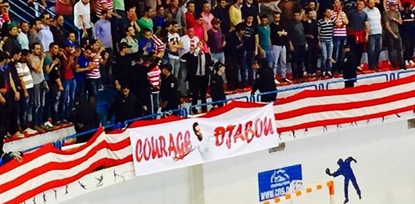 من اللافتة التي رفعها الجمهور لمساندة جابو