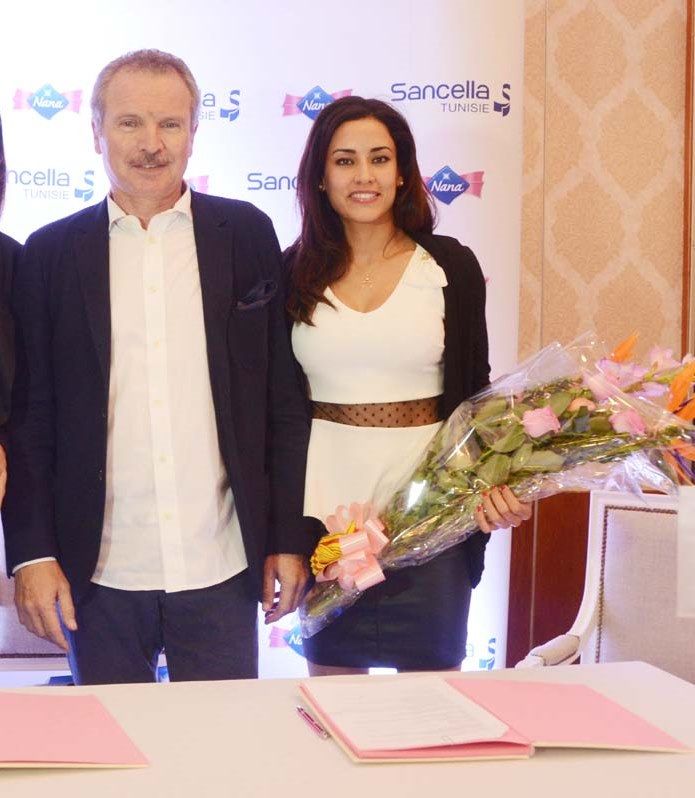 من حفل توقيع منى شباح لعقد الرعاية مع الرئيس السابق للترجي عزيز زهير