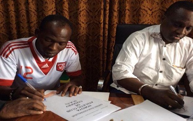 المامي خلال توقيعه للحرية