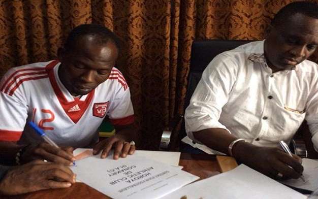 المامي خلال توقيعه للحرية