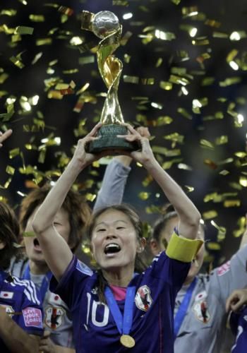 هوماري ساوا عند فوزها بكأس العالم 2011 في ألمانيا