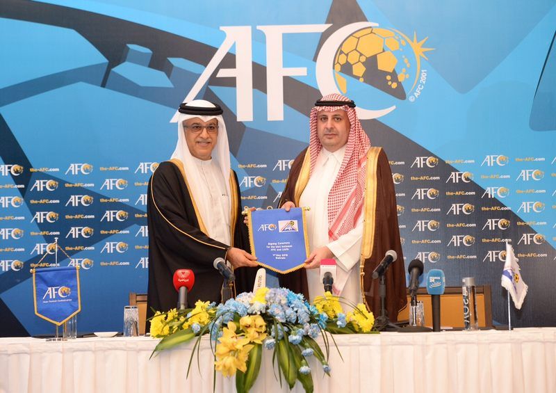 -	رئيس الإتحاد الآسيوي يقدم العلم التذكاري إلى رئيس الإتحاد العربي