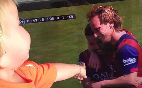 esposa-rakitic-raquel-publico-esta-foto-cuenta-instagram-que-aprecia-hija-del-jugador-croata-senalando-papa-despues-abrir-marcador-cordoba-1430578868301