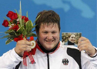 ماتياس شتاينر يحمل صورة زوجته التي توفت