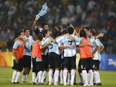 لاعبو الأرجنتين يتبادلون التهاني بعد التأهل لنهائي أولمبياد بكين
