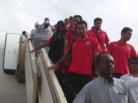 لاعبو مصر لحظة نزولهم من الطائرة