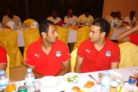 حارس المرمى عصام الحضري (يمين) ولاعب الوسط محمد شوقي (يسار)