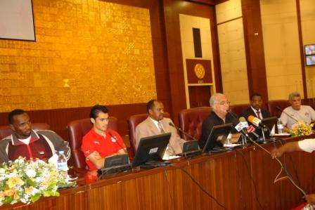 من اليمين : شحاته ، معتصم جعفر أمين خزينة الاتحاد السوداني ، زاهر ، مازدا ، حسن ومجاهد