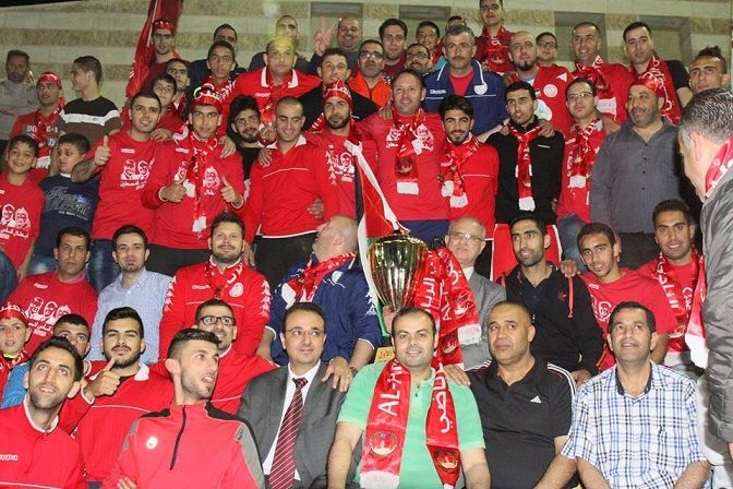 الفريق بعد التتويج فرحاً بالكأس