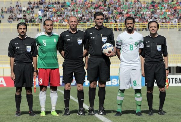 قائدا الفريقان مع الحكام قبل بدء المباراة