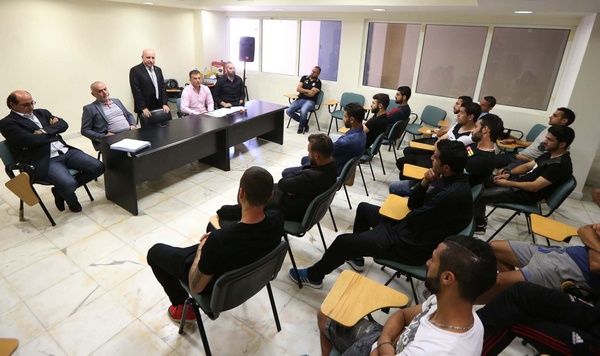 حيدر متحدثاً في اللاعبين بحضور الشحف ورادولوفيتش