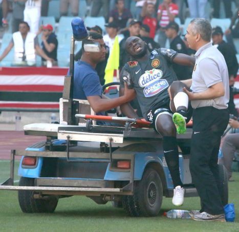  يانيك نجانج عند اصابته في لقاء الديربي وطبيب الترجي ياسين بن احمد الى جانبه  