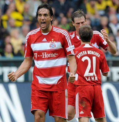 فرحة لاعبي البايرن بهدف التعادل بوروفسكي 