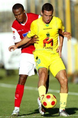 صراع بين جونزالفيز لاعب باكوس (اليمين) وايفالدو لاعب براغا