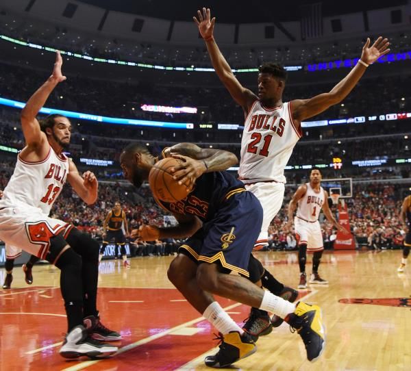 2015-05-15t010749z_1077381480_nocid_rtrmadp_3_nba-playoffs-cleveland-cavaliers-at-chicago-bulls_reuters