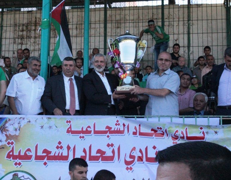 الشجاعية يرفع كأس الدوري 