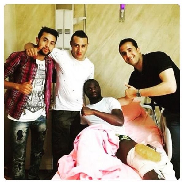 يانيك نجانج بعد العملية الجراحية والى جانبه  زميله غيلان الشعلالي والحارس حمدي القصراوي