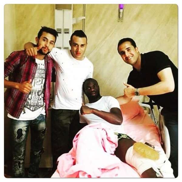 يانيك نجانج بعد العملية الجراحية والى جانبه  زميله غيلان الشعلالي والحارس حمدي القصراوي