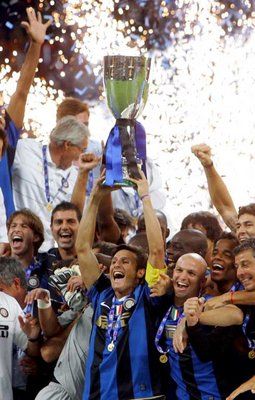 خافيير زانتي يحمل الكأس الرابعة لأنتر