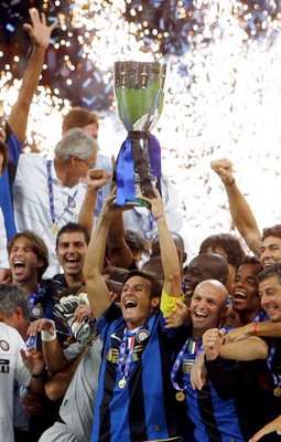 خافيير زانتي يحمل الكأس الرابعة لأنتر