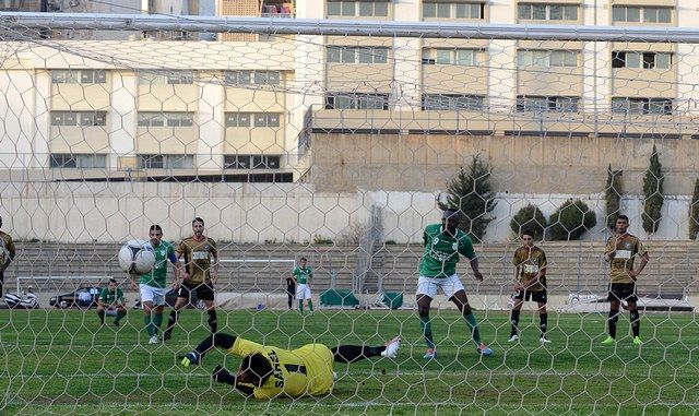 النيجيري برنس مسجلاً أحد أهدافه من نقطة الجزاء