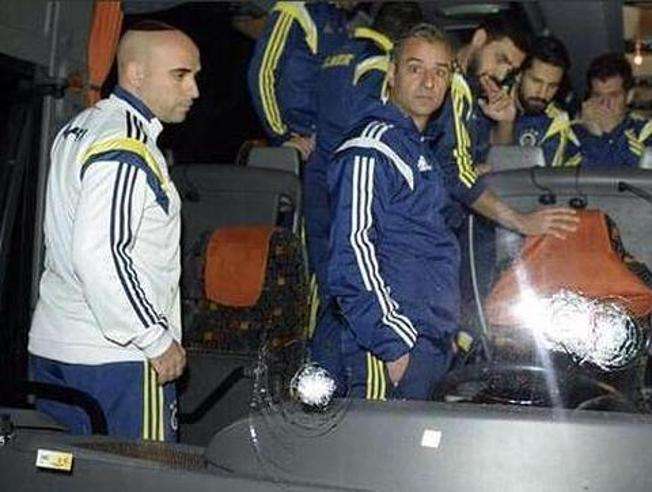 una-falsa-alerta-de-bomba-obliga-a-registrar-el-autobus-del-fenerbahce