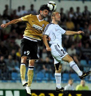 صراع هوائي بين ياكونتا لاعب اليوفنتوس (يسار) وبوسبيتش لاعب آرتميديا 