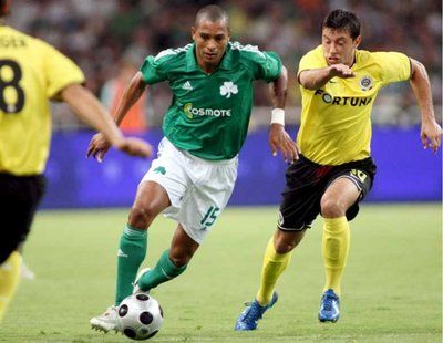 جيلبيرتو سيلفا لاعب باناثينايكوس قاد فريقه الى التأهل