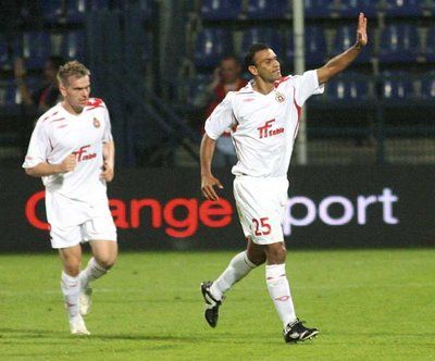 لاعب فيسلا كراكوف كيلبر فرح بتسجيله لهدف في مرمى برشلونة