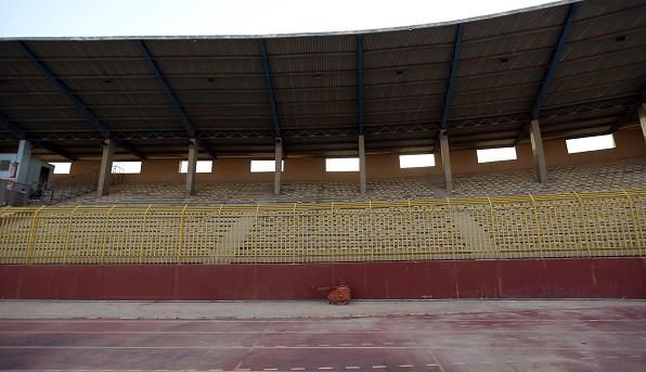 المدرجات خالية من الجمهور 