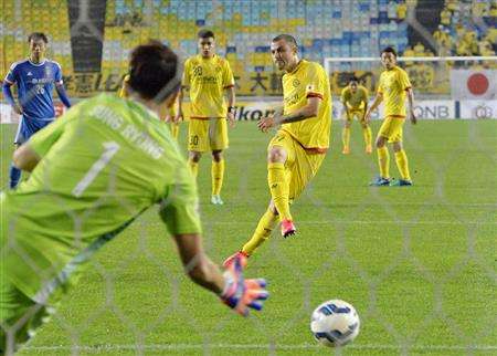 البرازيلي لياندرو دا سيلفا عند تسجيله الهدف الثاني من ضربة جزاء