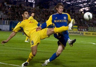 صراع على الكرة بين سيفاكوس لاعب بوريسوف (الازرق) ولاعب ليفسكي ايفانوف