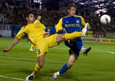 صراع على الكرة بين سيفاكوس لاعب بوريسوف (الازرق) ولاعب ليفسكي ايفانوف