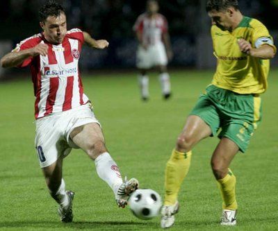 كرة مشتركة بين رادزيوس لاعب كاوناس (الاصفر) وساجانوفسكي لاعب البورغ